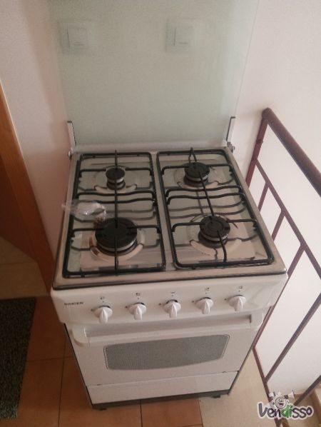 Vendo fogão, forno, Singer excelente estado