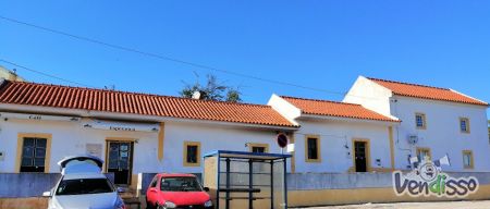 4 prédios juntos numa moradia (negócio + habitação)