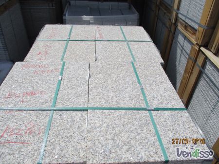 Mosaico de granito amarelo Vila Real picado