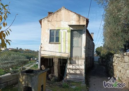 Moradia T2 para recuperar em Vendas de Gavinhos