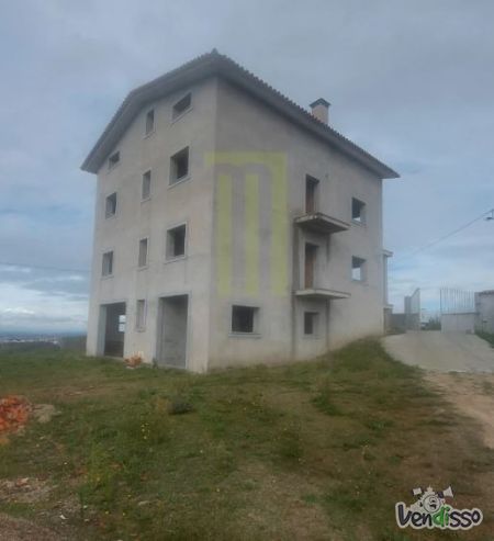 Moradia T6 parcialmente construída com projeto aprovado