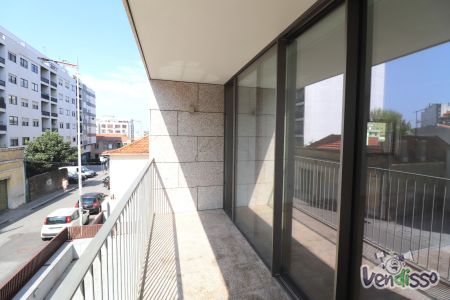 2 Apartamento T2 Novo com varanda próximo ao El Corte Inglês