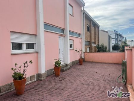 Moradia V4 de 3 frentes, renovada, com garagem no Cedro - Mafamude