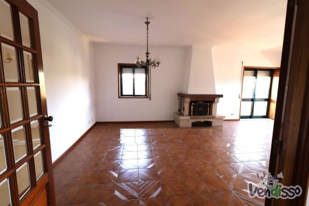 Apartamento T3 de 3 frentes e garagem fechada em Vilar do Paraíso