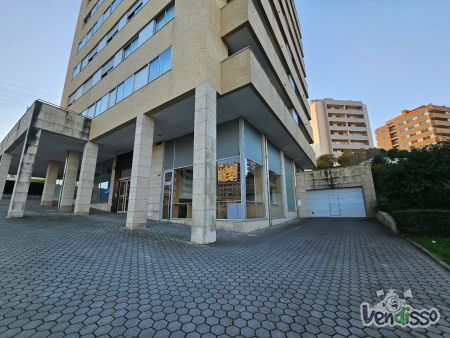 Espaço comercial à venda ao Intermarché de Oliveira do Douro