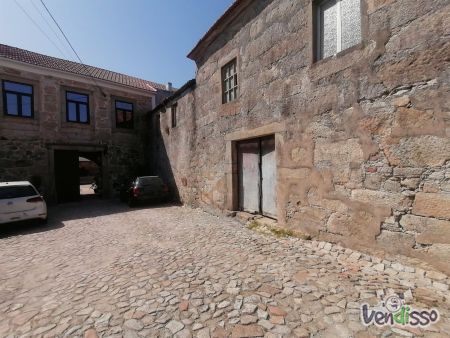 Casa de lavoura com 2 terrenos anexos à casa. Guifões. Matosinhos