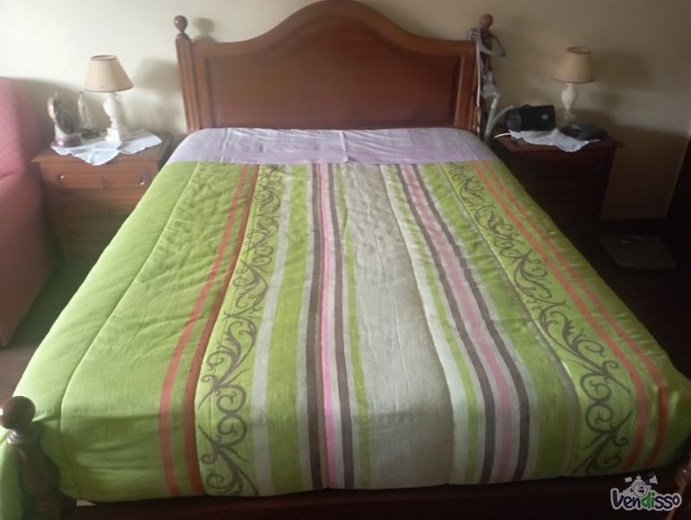 Cama de casal com duas mesinhas de cabeceira