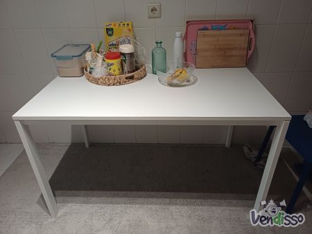 Mesa de cozinha e duas cadeiras 